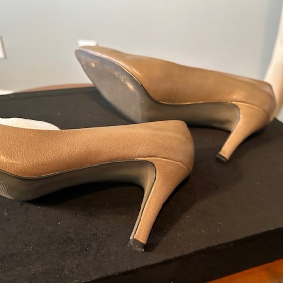 DAVID TATE TAUPE POINTED TOE HEELS.